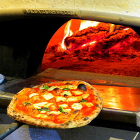 イタリアマリオアクント社薪窯で焼き上げる絶品ピッツァ