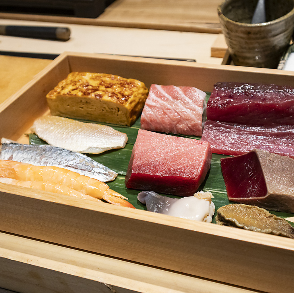 二たか 握り、おつまみ、甘味までのお任せ寿司コース全20をお好きなだけお召上がりいただけます。