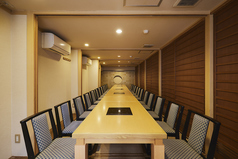 【プライベート空間を満喫】お座敷テーブルの完全個室は、4名様×4卓、6名様×1卓でご用意があります。ご友人同士やご家族で、心ゆくまで会話を楽しめる場所をご提供いたします。