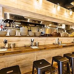 ライブ感溢れるキッチンを目の前に、木の温もりに包まれるカウンター席。お一人様でゆったりと美酒に浸るのも、デートで肩を並べて語らうのにも最適な特等席です。スタッフとの会話や調理の音を肴に、ドリンクを片手にとっておきのひとときをお過ごしください。