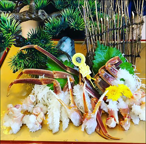 越前ガニをふんだんに使った豪華なコースをご提供。舟盛りや海鮮丼も絶品です