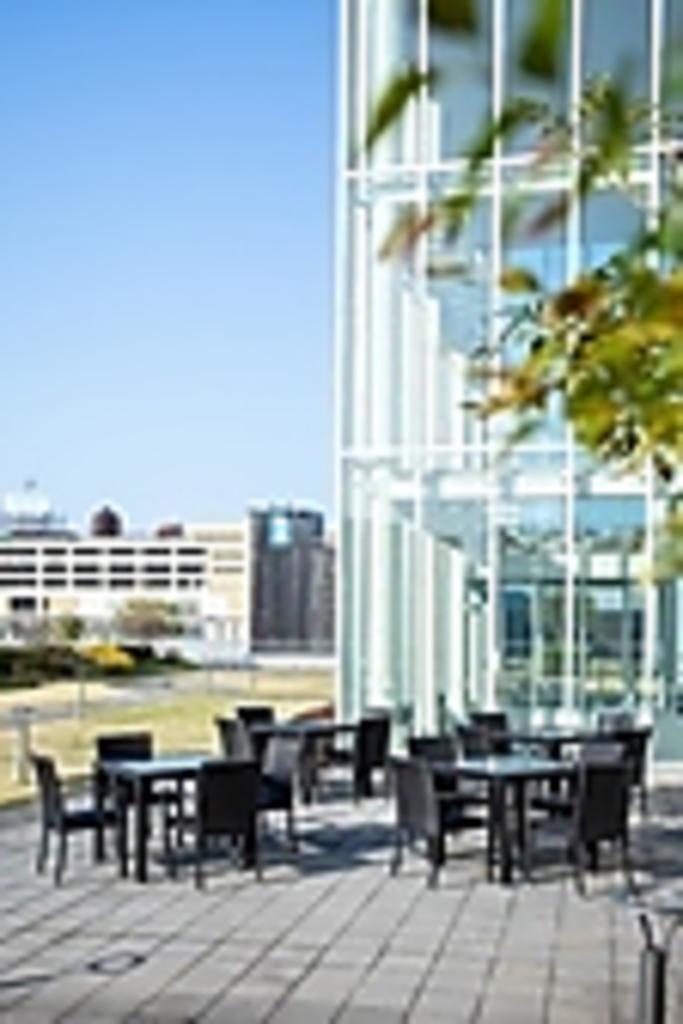 開放的なテラスで、スパークリングワインとビールを満喫しよう♪ みんなと一緒に贅沢なひとときを。