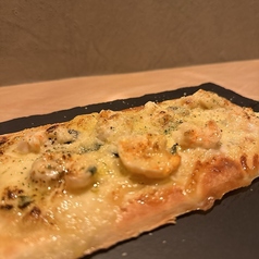 濃厚なチーズが絡み合う。癖になる美味しさ。