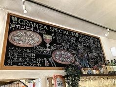 【アットホームな雰囲気】黒板にはおすすめ料理の可愛いイラストも！