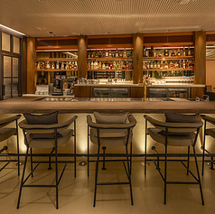 お好みのカクテルやソムリエ厳選のワインをお楽しみいただけるバーカウンター席。ドリンクのみでもご利用いただけます。