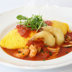 【海の幸が溶け込む】シーフードオムライス 1,680円（税込 1,848円） （トマト orクリーム）