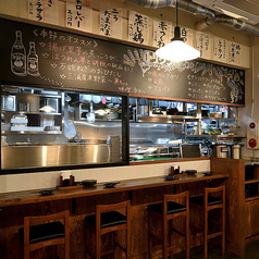 焼き鳥を一本一本丁寧に仕上げる職人の技を間近で見られる特等席です。お料理のできる香りや音もお楽しみいただけます。最大8名様まで座れるので、少人数の飲み会にも最適です。