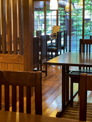 中庭を望む一階