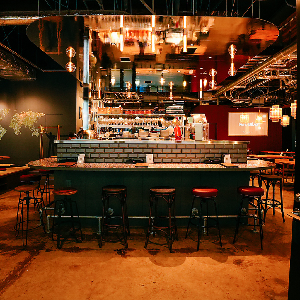 入口をあけるとすぐにライブ感満載のカウンター