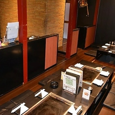 最大10名様までご利用いただける特別な空間。仲間と囲む掘りごたつは、まるで自宅のような安心感をもたらしてくれます。長時間の会話も楽しめること間違いなし!料理が運ばれると、香ばしい香りが漂い、心が躍ります。和の雰囲気が漂う落ち着いた内装で、友達や家族との特別な時間を演出します。