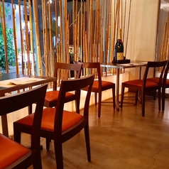 【テーブル席：2～4名様】おひとり様やデート向けのおしゃれな窓際席！窓際のお席が新しくなり、2名様から4名様でゆったりとお過ごしいただけます。おひとり様はもちろん、デートにも最適なおしゃれな雰囲気が魅力です。夜は窓から見える街並みがムードを演出します。また、8名様以上でのご利用で貸切も可能です。