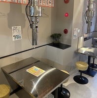 カウンターで一人焼肉、テーブルで仲間と楽しむ空間