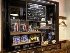 【間近に歴代のトロフィーが】一階席の出窓には、これまで受賞してきた歴代のトロフィーが！こんなに間近に見られる機会はなかなかない！！