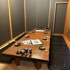 当店では、最大3名様までご利用いただける座敷席をご用意しております。靴を脱いでくつろげるこのお席で、ゆったりとした時間をお過ごしいただけます。友人やご家族との楽しいひとときに最適な空間です。ぜひ、リラックスした雰囲気の中でお食事をお楽しみください。皆様のご来店をお待ちしております。