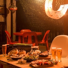 【美味しいBBQ×オシャレな空間】オシャレなライトに照らされた、テーブルのお席は、夜には星空を眺めることもできてロマンチック！誕生日のサプライズなどにもオススメのお席です◎