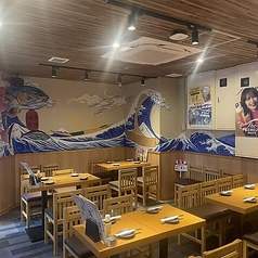 開放的で明るい雰囲気が自慢の海王松戸店1階オープン席。最大40名様まで対応可能で、各種ご宴会や打ち上げ、歓迎会・送別会などにもぴったりです。ゆったりとしたレイアウトで、お料理やお酒を囲みながら会話も弾む人気の空間。新鮮な海の幸とともに、楽しい時間をお過ごしください。