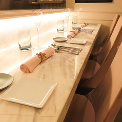 【個室】受付人数1名～4名様までの個室をご用意しております。周りを気にすることなく、心ゆくまで本格フレンチとワインをお楽しみ下さい。席時間は2時間半で禁煙席となります。