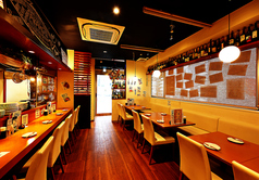 テーブル席には隣が気にならない様間仕切りを設置。落ち着いた店内でゆっくりとお過ごしください。