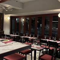 落ち着いた店内で自慢のワインとともに