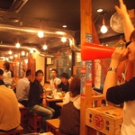 『店内はまさに海の家…！にぎやか店内が雰囲気満点！イメージは築地市場のセリ！？』
