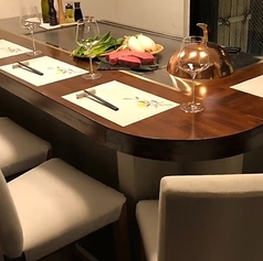 4名様にご利用いただける個室をご用意しております。落ち着いた雰囲気の中で、特別なお食事をお愉しみいただけます。友人との集まりや家族の食事、ビジネスミーティングなど、様々なシーンに最適です。心ゆくまでおくつろぎください。