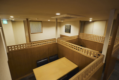 テーブルのお席は4名様×5卓ご用意しております。会社懇親会や歓送迎会など各種宴会でのご利用はもちろん、木の温もりを感じられる落ち着いた店内となりますので、会食や接待利用でもご満足いただけます。