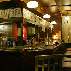 お好み焼きを焼く様子が眺められるカウンター席はお二人で楽しむのに最適です！お1人様も大歓迎◎