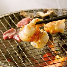 タレに揉みこんだ肉を洗いダレに潜らせて食べる大阪焼肉