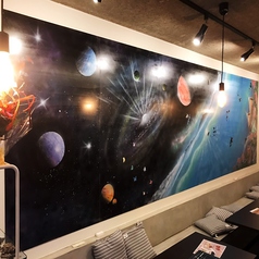 オーナーがスプレーで作成した壁画です。インパクト大でインスタ映え間違いなし♪まるで宇宙に来たかのよう…