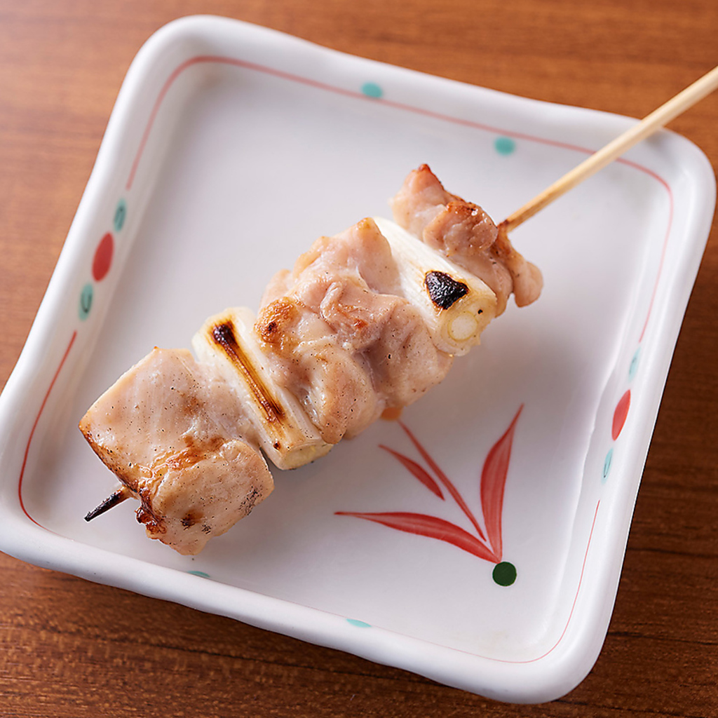 素材にこだわった当店自慢の炭火で焼き上げる串焼きはバリエーション豊富にご用意しております♪