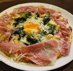 人気のピザも種類が豊富です。写真は生ハムビスマルクですの写真