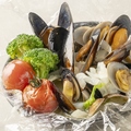 料理メニュー写真&nbsp;ムール貝とチェリートマトの白ワイン蒸し　フィルム包み