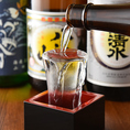 当店では封切りのとびきり美味しい瞬間を味わっていただく為にあえて厳選した地酒を現地の新潟にある酒屋から直接仕入れています。和食の旬と同様に日本酒にも旬があります。じっくりお愉しみください。