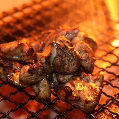 ☆高火力の炭火で一気に焼き上げる名物炭火焼き