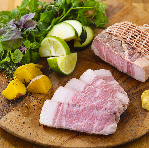 沖縄県産の魚や、きびまる豚など地場食材を個性豊かにアレンジした沖縄創作料理店