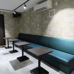 《複数人でもゆったりと寛げるソファー席です◎》