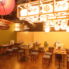 店内は和の装飾と温かい照明で満たされ、居心地の良い大衆居酒屋の空間を創り出しています。広々としたテーブル席は、様々なシーンで使いやすく、仲間との宴会に最適です。新鮮な魚介と熱々のおでん、豊富なお酒で、賑やかな夜をお楽しみください。