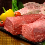 お肉は厳選したお肉をその日に仕入れるこだわり…おいしいお肉とワインはいかが？