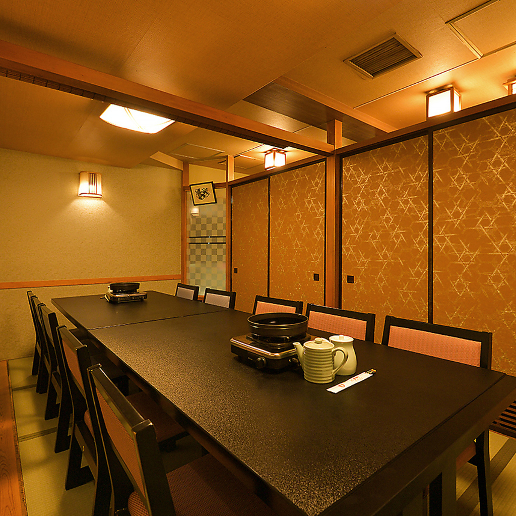落ち着いた店内には椅子席や座敷があり、宴会だけでなく商談や会食、特別な記念日にもおすすめです。