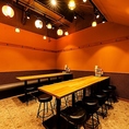 【ご利用人数に合わせたテーブル席】新宿駅すぐの好アクセス立地は大人数での集まりにも便利♪少人数での飲み会はもちろん、打ち上げや会社宴会、同窓会などにもおすすめです。一部喫煙可能な席もございますので、お席の調整等お気軽にご相談ください！（分煙）※喫煙の場合、電子タバコおよび加熱式タバコ限定です。