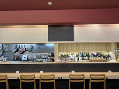 横並びで清潔感のあるカウンターは8席あります！