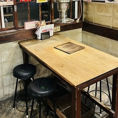 4名様向けのテーブル席。ちょい飲みや二次会利用でもお気軽にご利用ください。