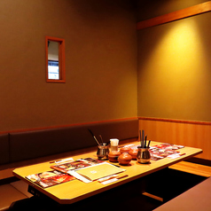 ほど良い仕切りで居心地◎！人数に合わせてお席のアレンジが可能♪ご宴会や記念日、デート、女子会などのプライベートなど、落ち着いた空間で優雅なひと時を♪ぜひ体感していただき、最高のお時間をお過ごしくだしさい☆こだわりの逸品が楽しめる飲み放題付コースをご用意しておりますので、併せてご利用くださいませ。