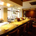 料理人の技を感じられるカウンター。1人飲みや大人デートにオススメです。