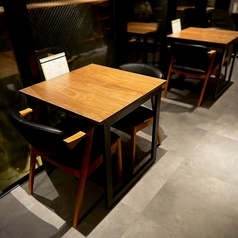 窓越しに箱庭が見える2人掛けテーブル。