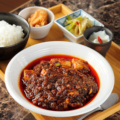 自慢の多彩な味わいをご飯大盛り無料で心ゆくまで大満足