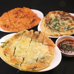 【定番韓国料理】マッコリやチャミスルとの相性抜群♪種類豊富にご用意している大人気の絶品チヂミの写真