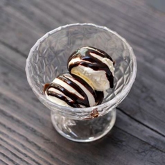 バニラアイス　チョコレートかけ