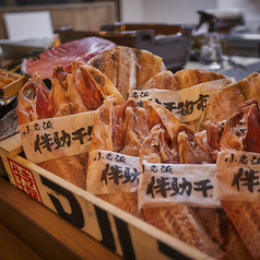 小名浜伴助干物の「縞ほっけ」や「のどぐろの一夜干し」など特大サイズの干物を炉端で豪快に焼き上げて提供