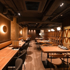 【2階テーブル4名席】片側ソファータイプの4名席とテーブル席。小宴会でのご利用も歓迎です。